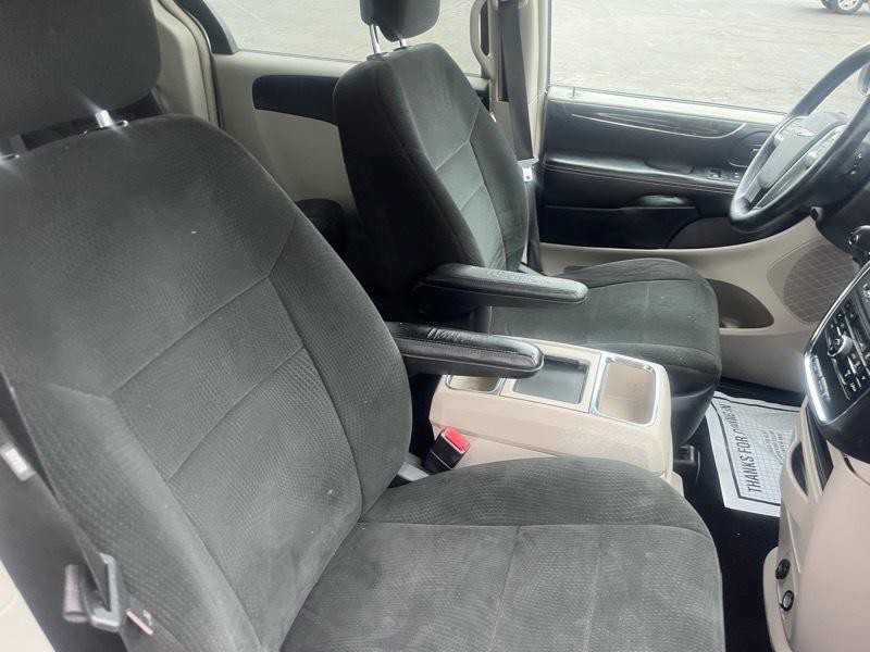 2012 Chrysler Town & Country Image 9