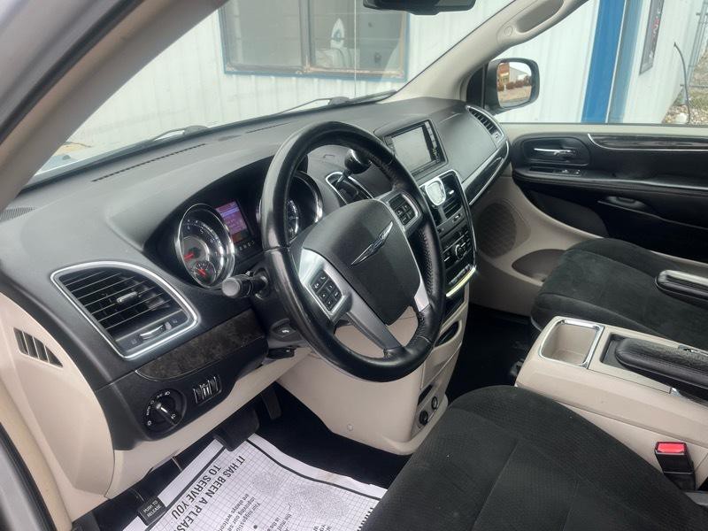 2012 Chrysler Town & Country Image 14