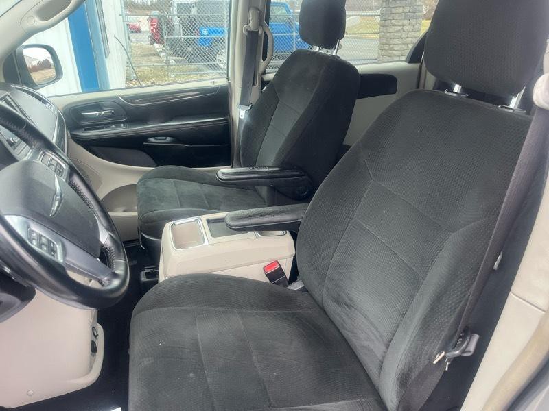 2012 Chrysler Town & Country Image 15