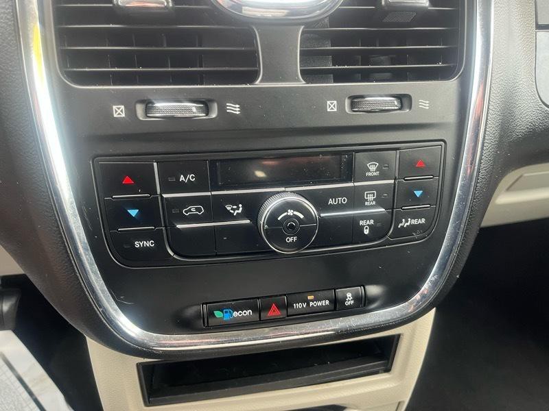 2012 Chrysler Town & Country Image 16