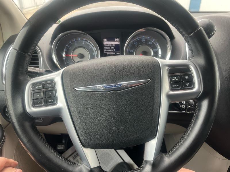 2012 Chrysler Town & Country Image 19