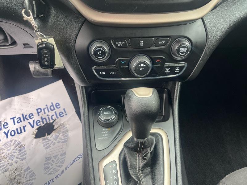 2017 Jeep Cherokee Image 16