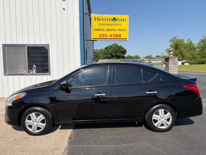 2016 Nissan Versa Image 1