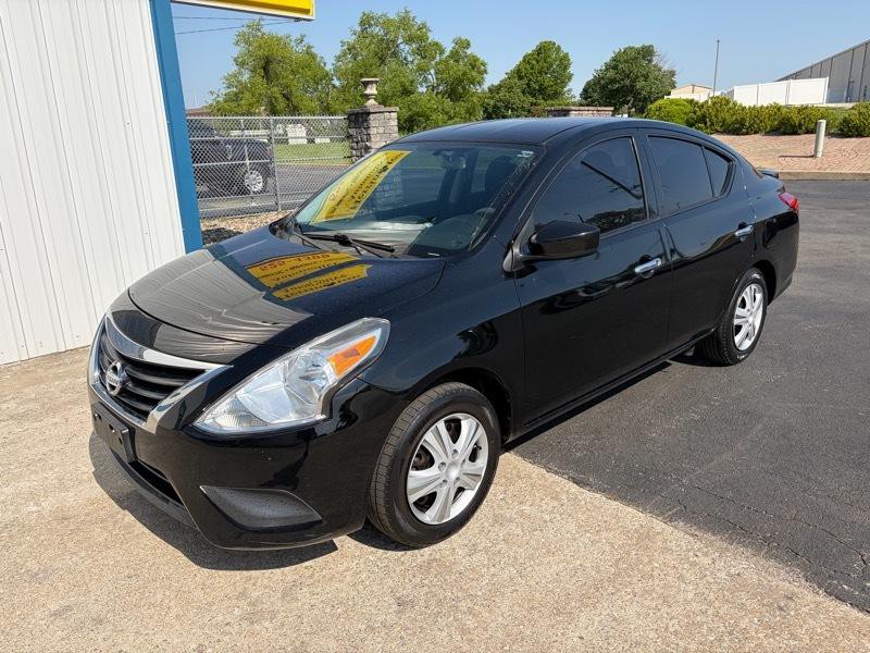 2016 Nissan Versa Image 2