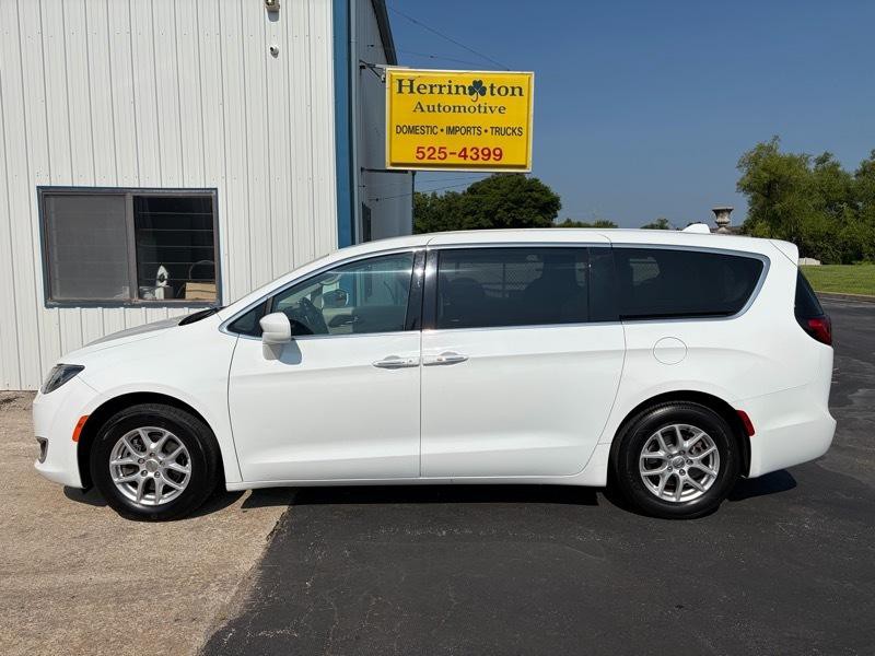 2020 Chrysler Pacifica Image 1