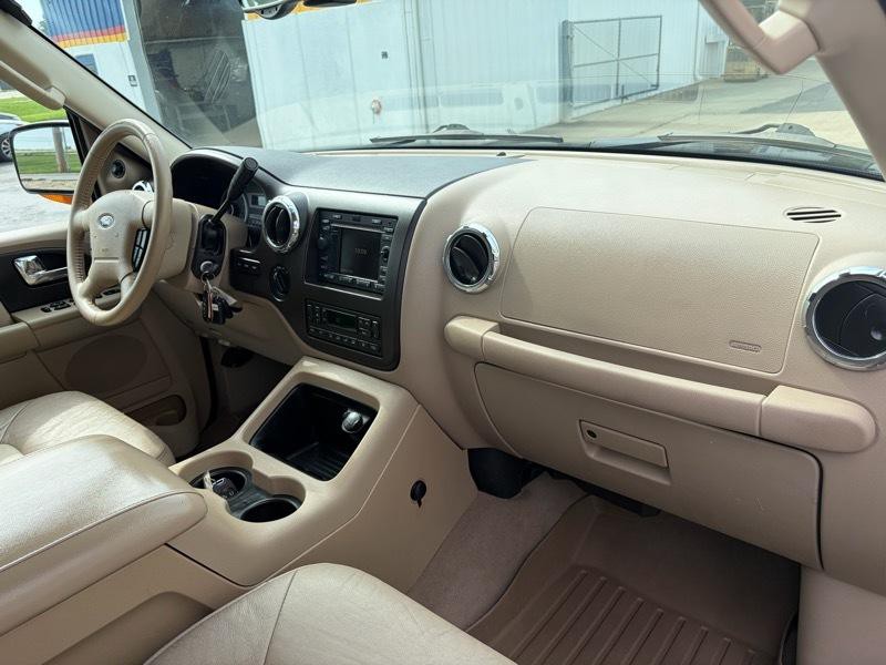 2005 Ford Expedition Image 9