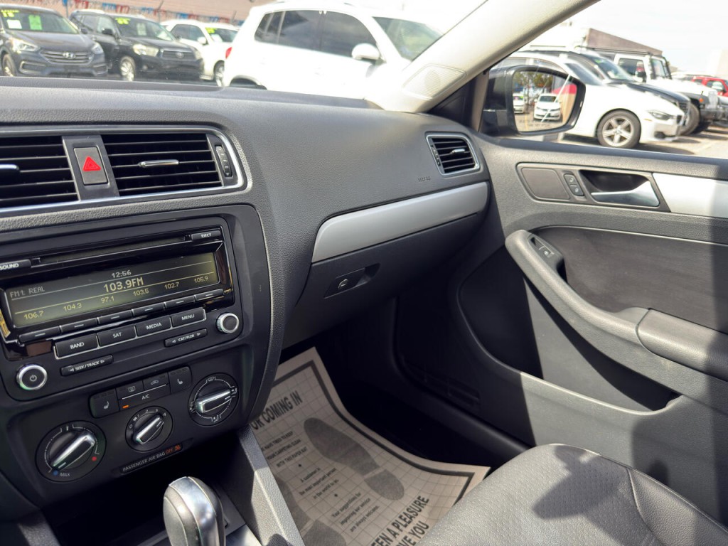 2013 Volkswagen Jetta Image 31