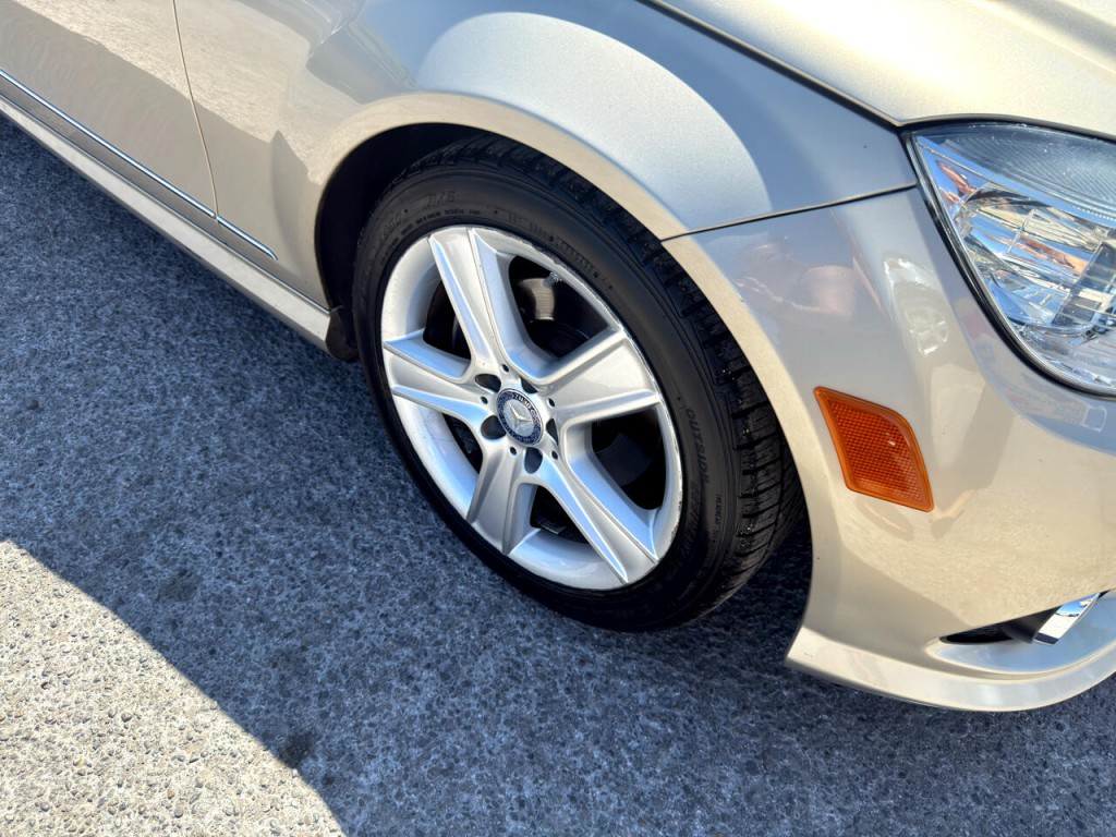 2010 Mercedes-Benz C-Class Image 12