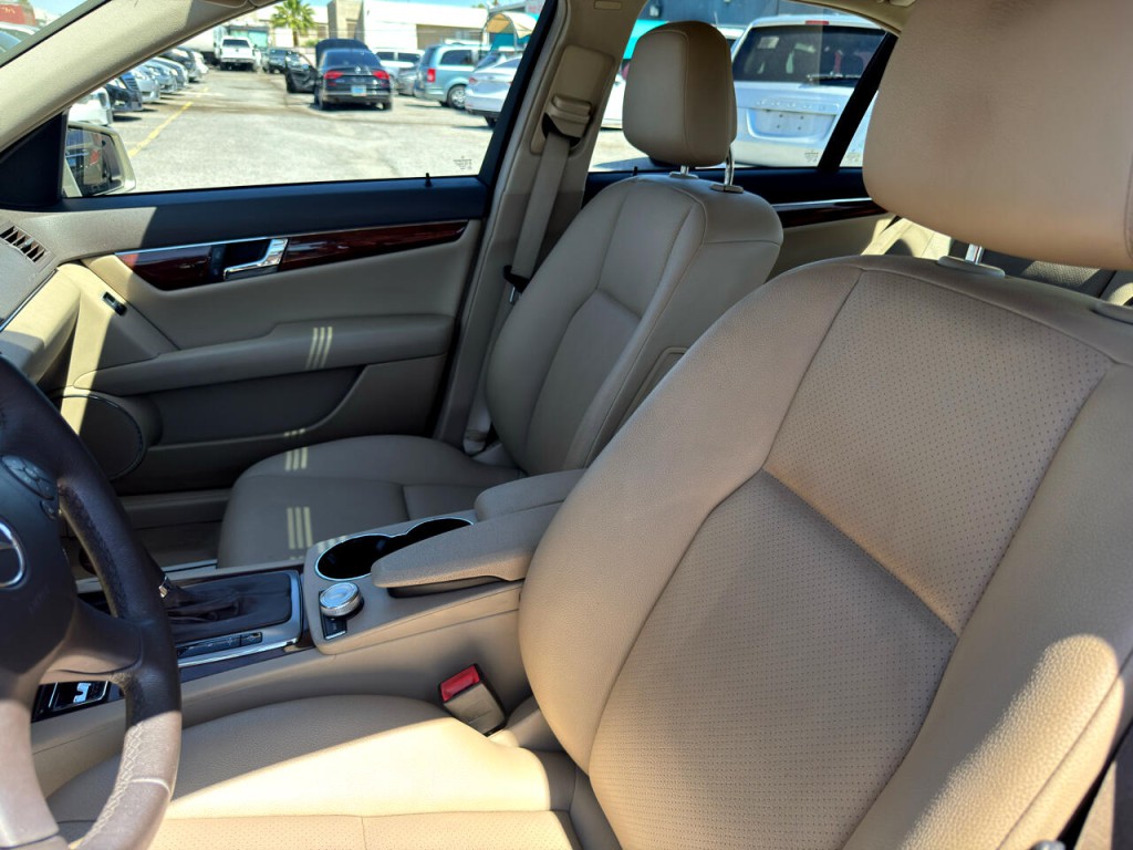 2010 Mercedes-Benz C-Class Image 18