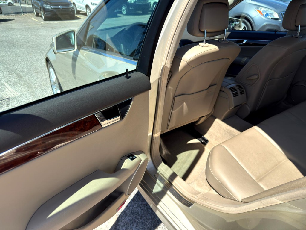 2010 Mercedes-Benz C-Class Image 19