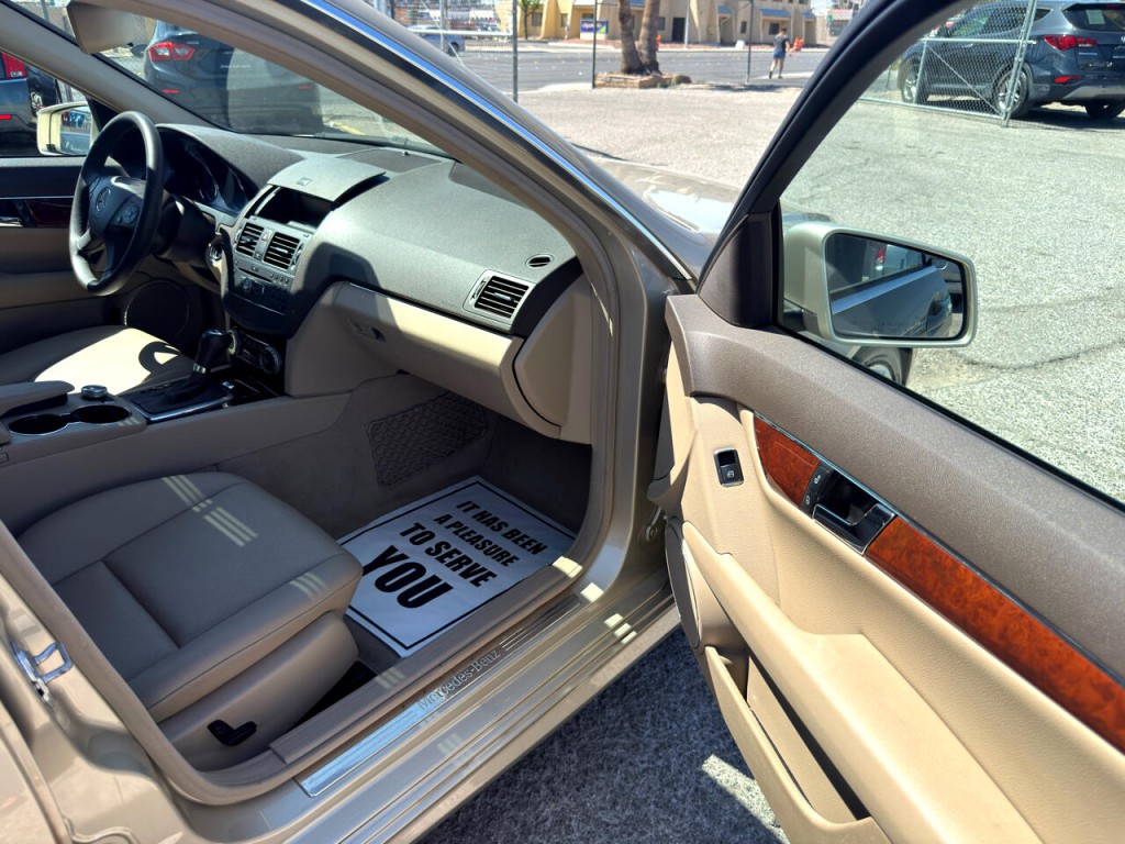 2010 Mercedes-Benz C-Class Image 21