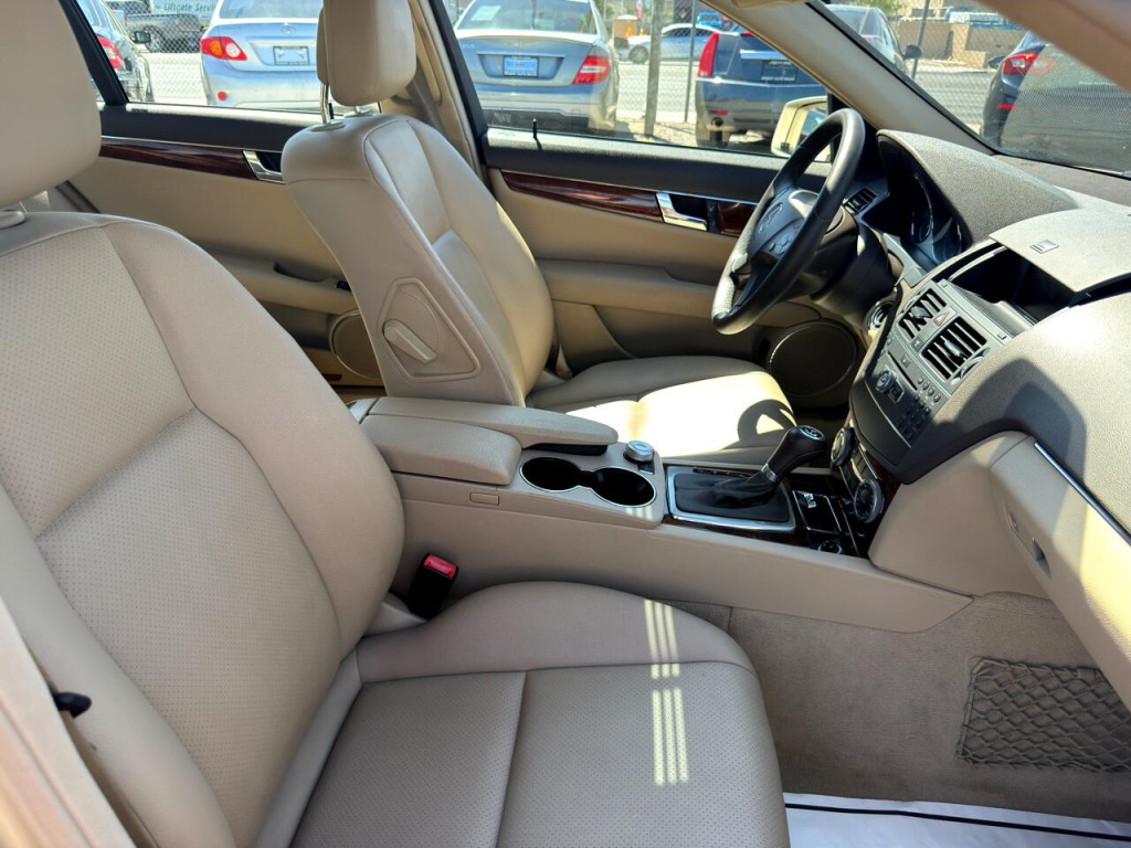 2010 Mercedes-Benz C-Class Image 22