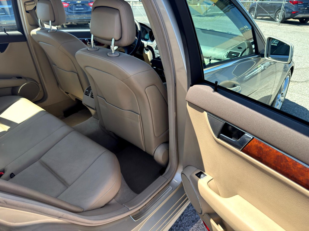2010 Mercedes-Benz C-Class Image 23
