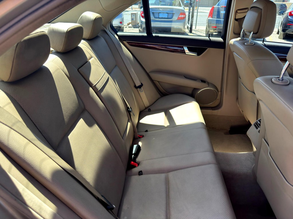 2010 Mercedes-Benz C-Class Image 24