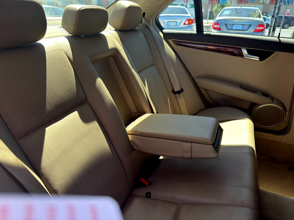 2010 Mercedes-Benz C-Class Image 25