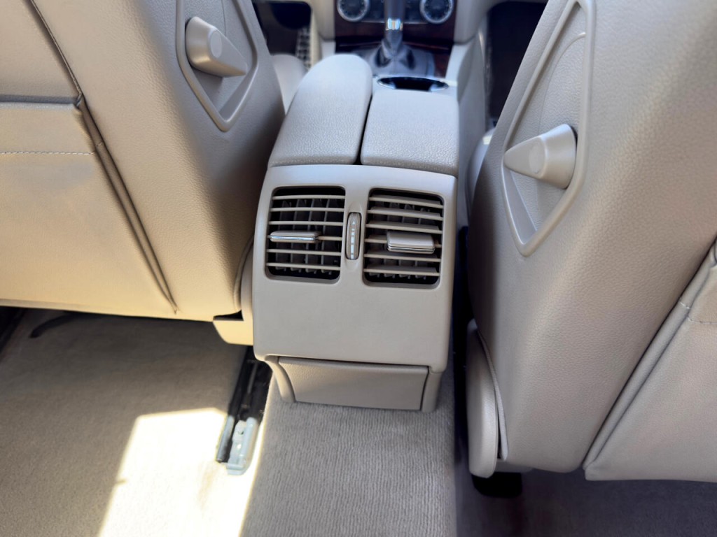 2010 Mercedes-Benz C-Class Image 26