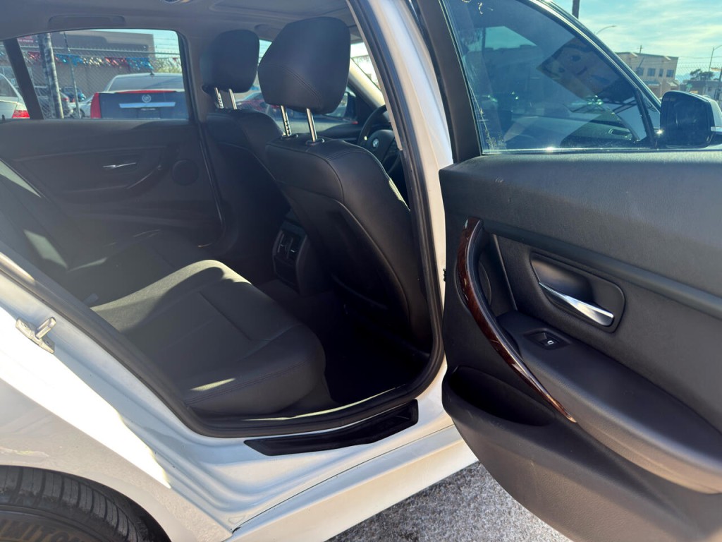 2015 BMW 3 Series Image 17