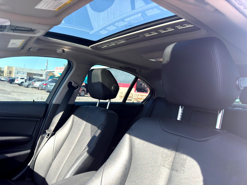 2015 BMW 3 Series Image 24