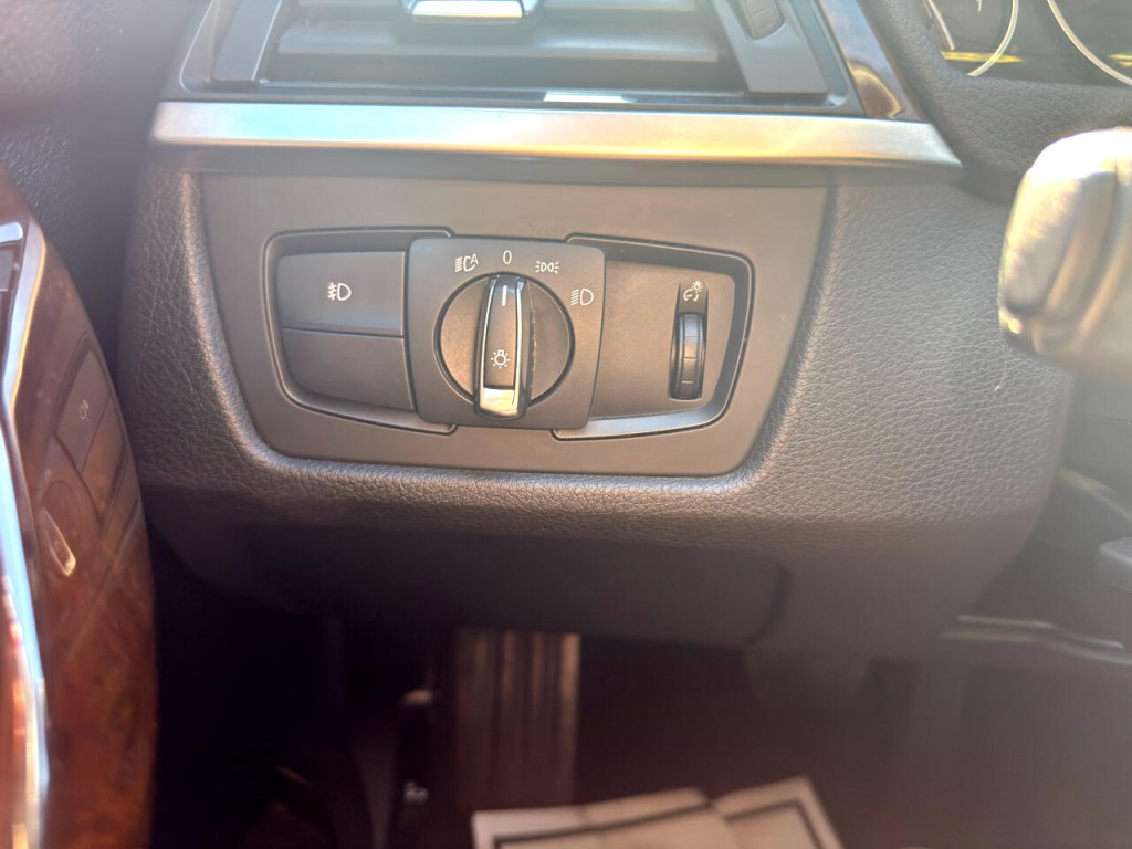 2015 BMW 3 Series Image 25