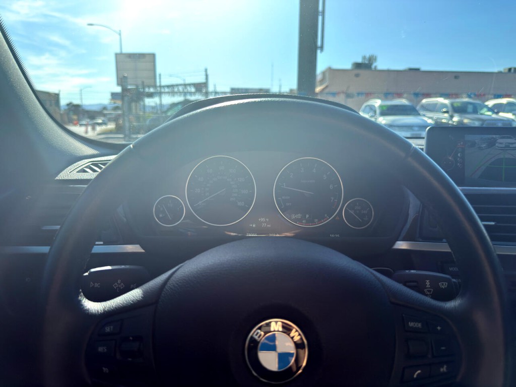 2015 BMW 3 Series Image 32