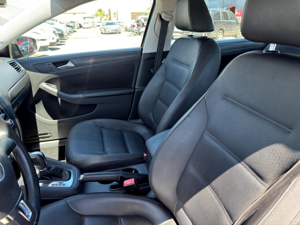 2012 Volkswagen Jetta Image 17