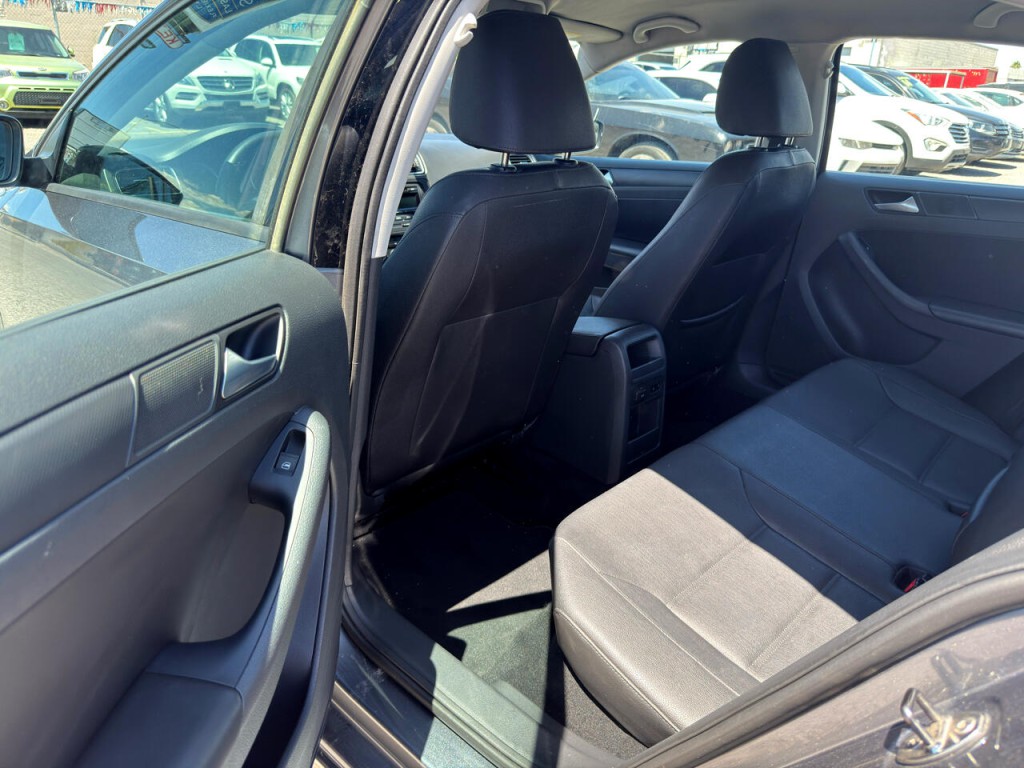 2012 Volkswagen Jetta Image 18