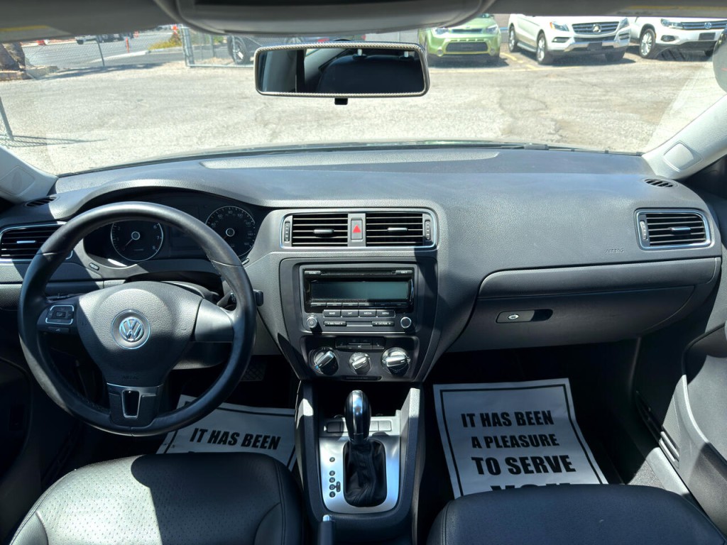 2012 Volkswagen Jetta Image 25