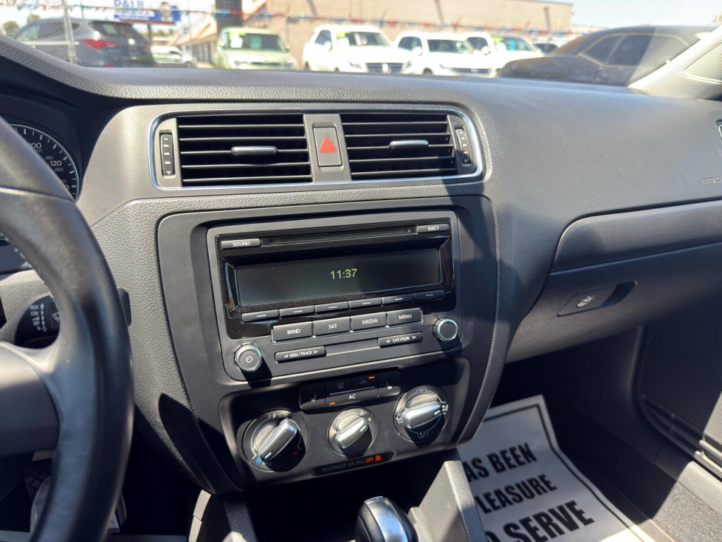 2012 Volkswagen Jetta Image 28