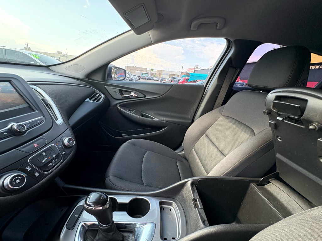 2017 Chevrolet Malibu Image 16