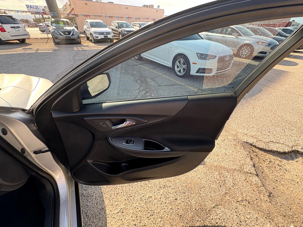 2017 Chevrolet Malibu Image 25