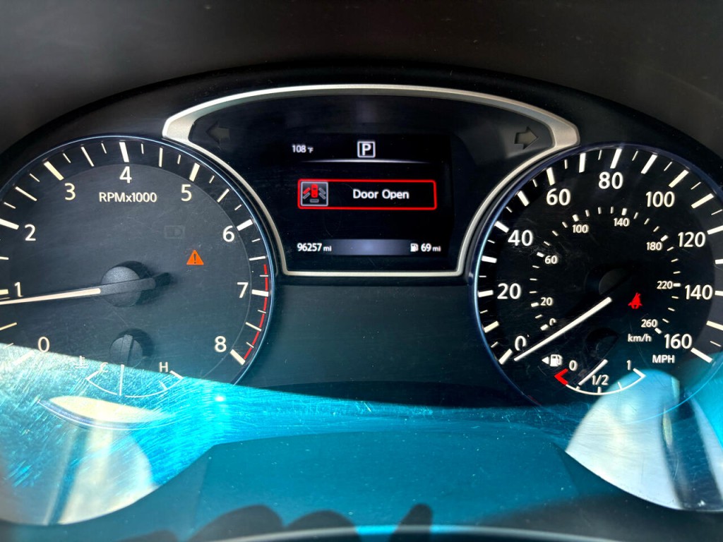 2016 Nissan Altima Image 19
