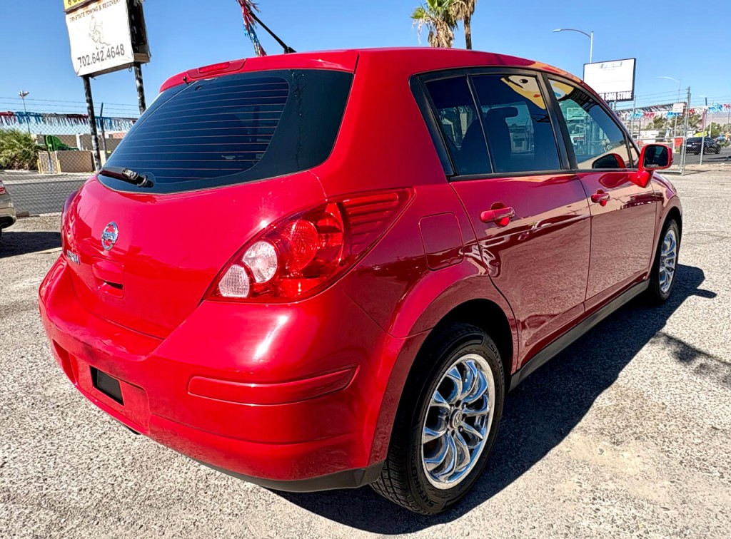 2012 Nissan Versa Image 5