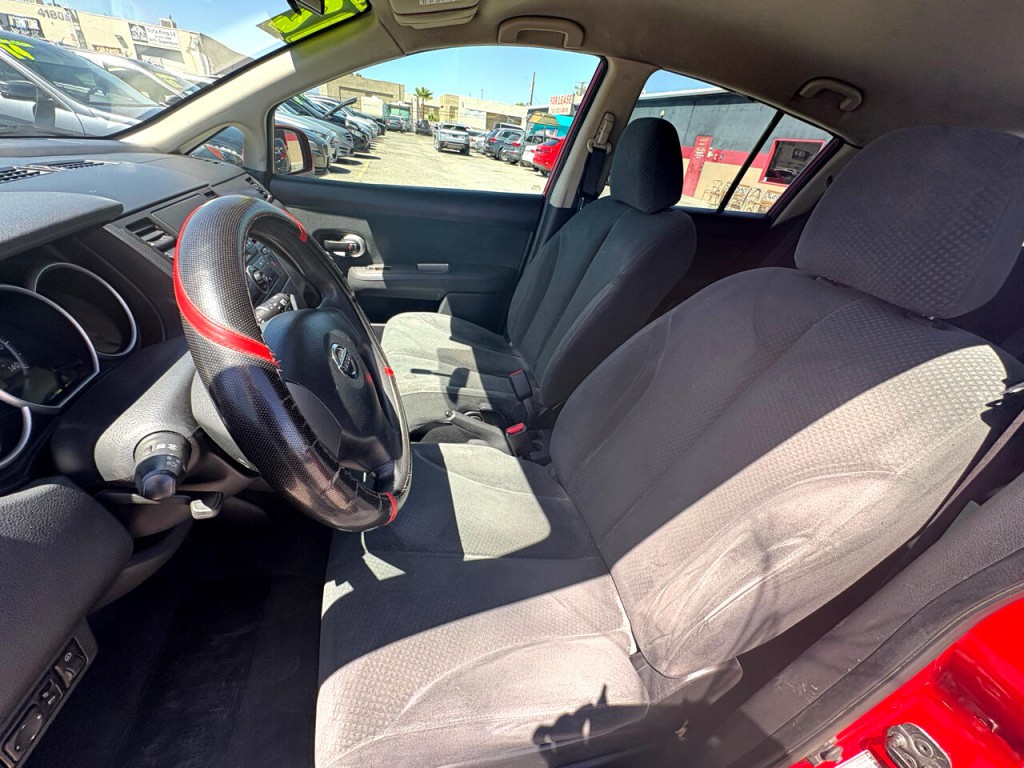 2012 Nissan Versa Image 24