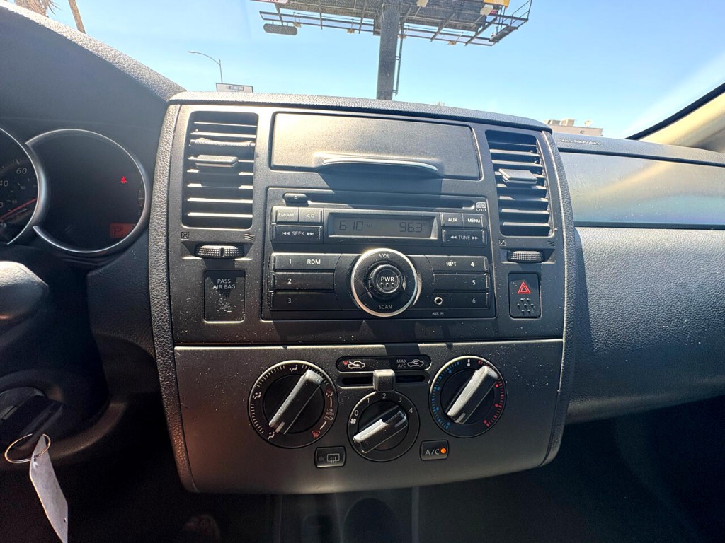 2012 Nissan Versa Image 26