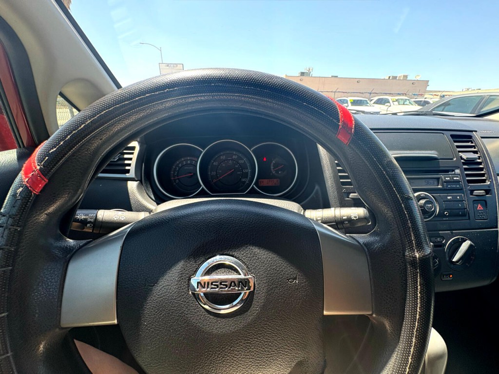 2012 Nissan Versa Image 28