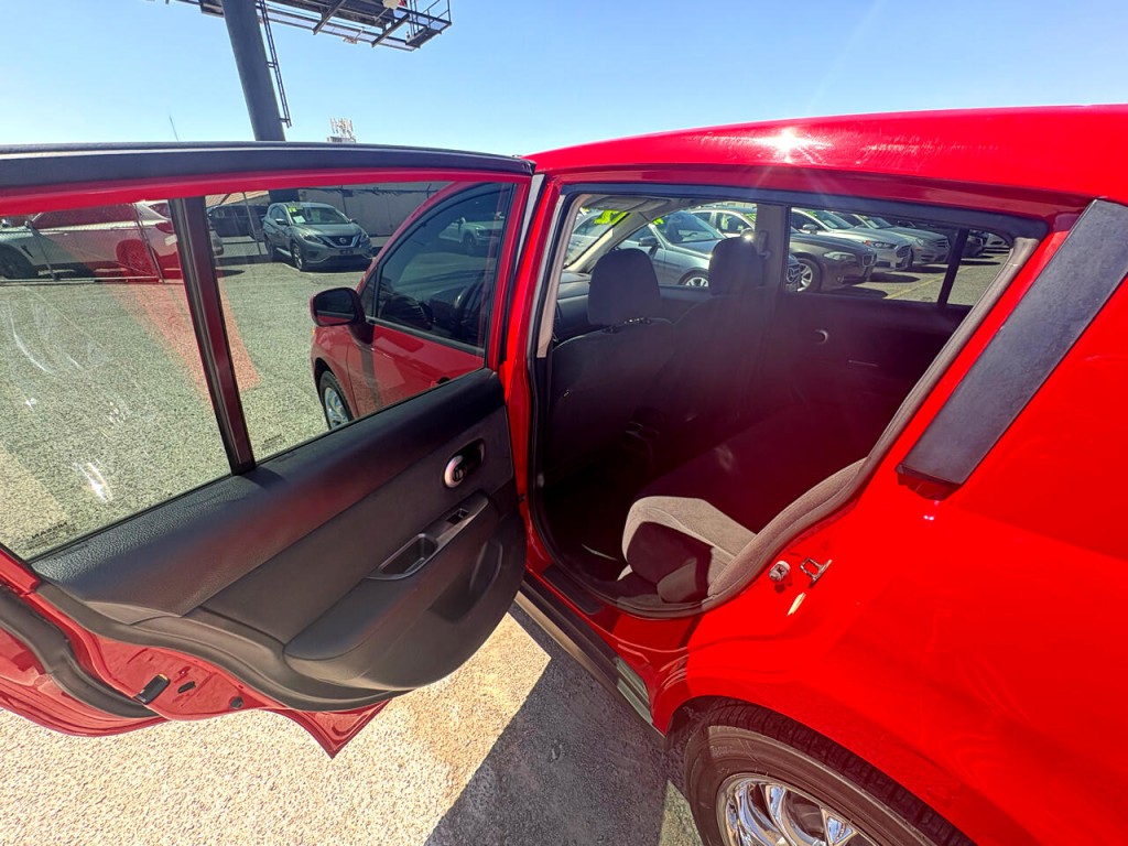 2012 Nissan Versa Image 36