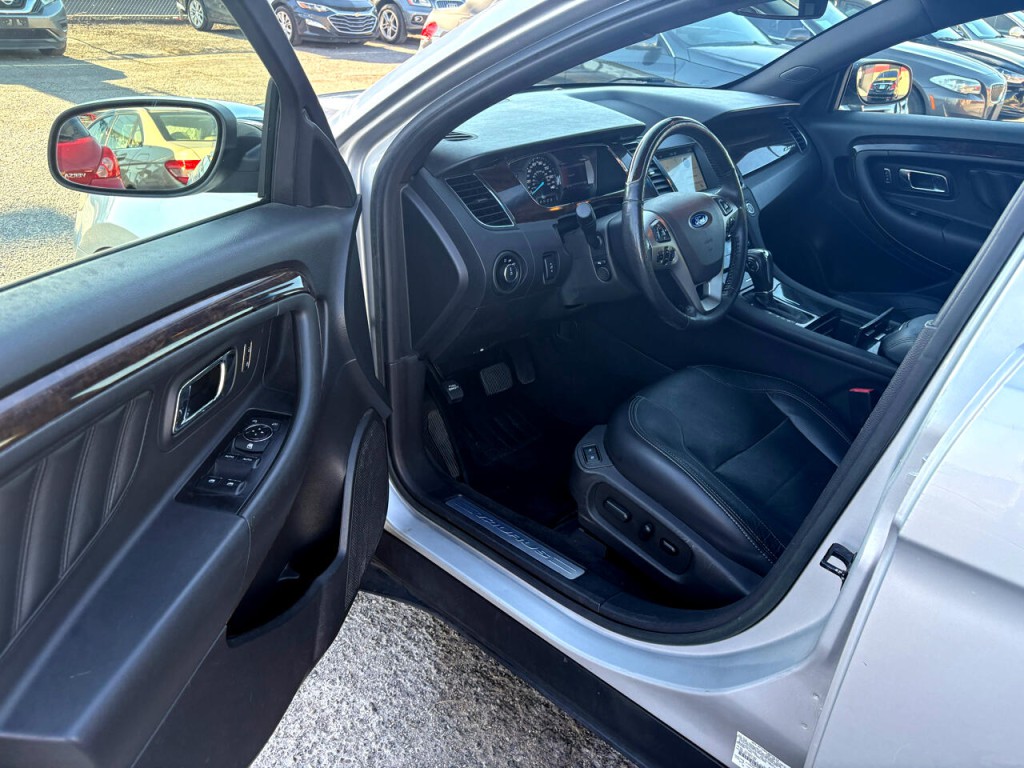 2017 Ford Taurus Image 10