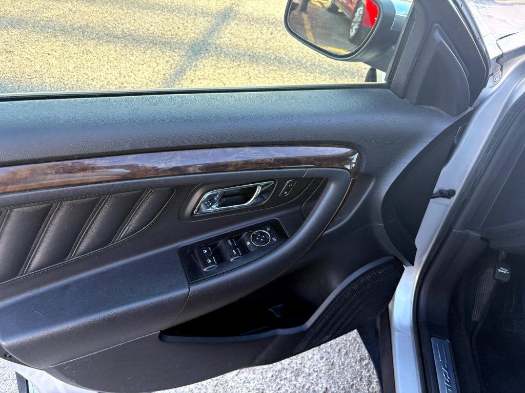2017 Ford Taurus Image 11
