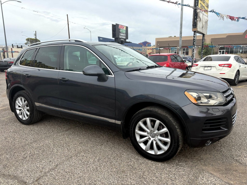 2012 Volkswagen Touareg Image 7