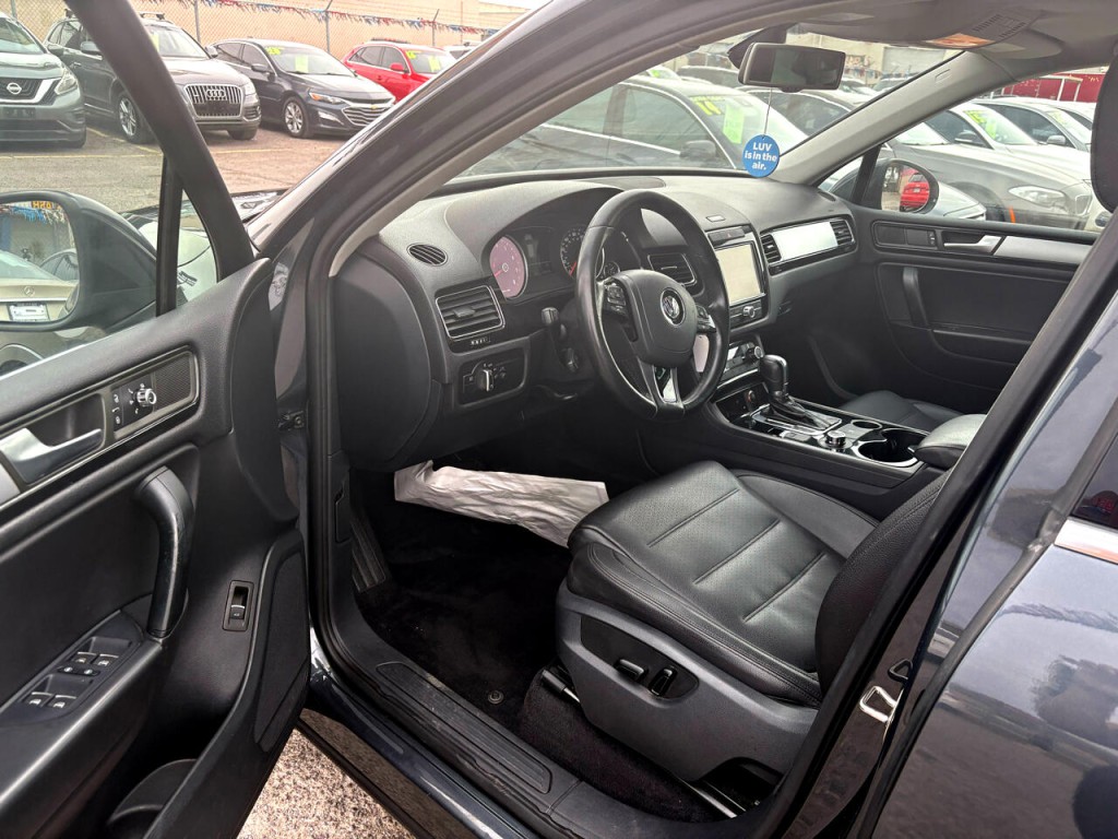 2012 Volkswagen Touareg Image 9
