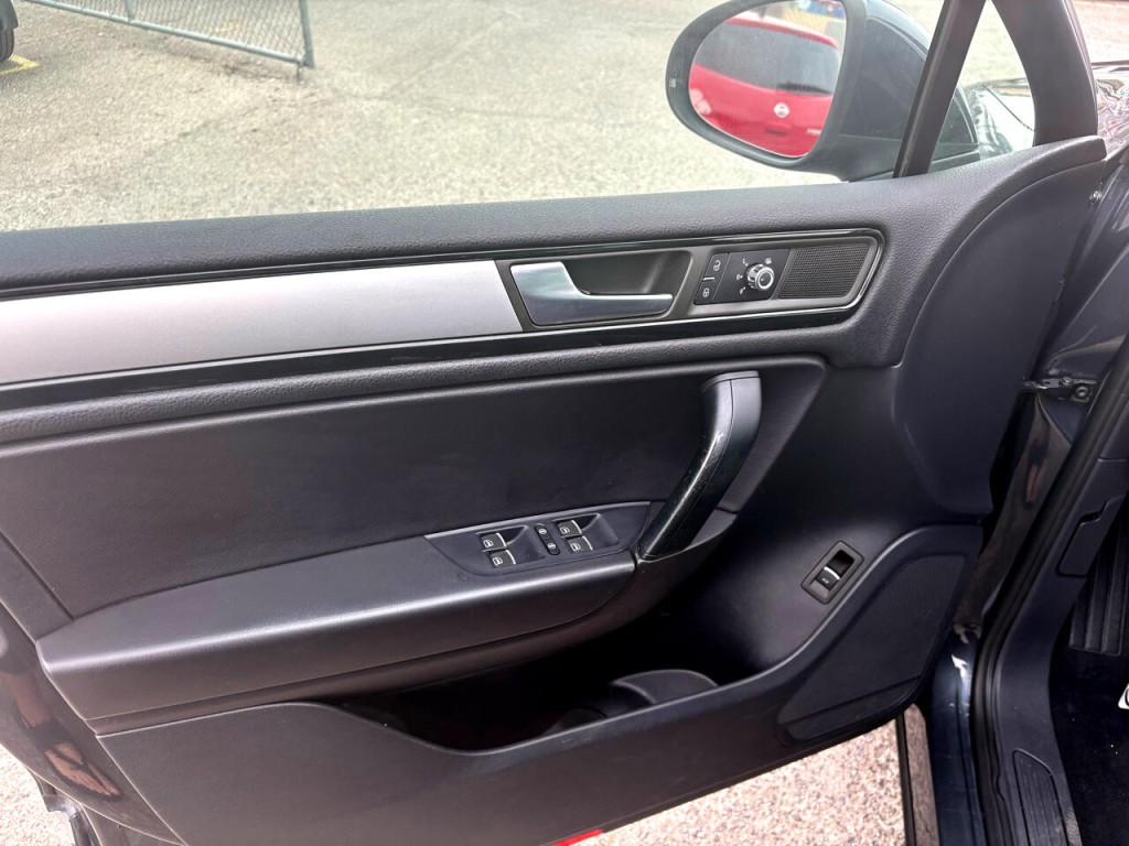 2012 Volkswagen Touareg Image 10