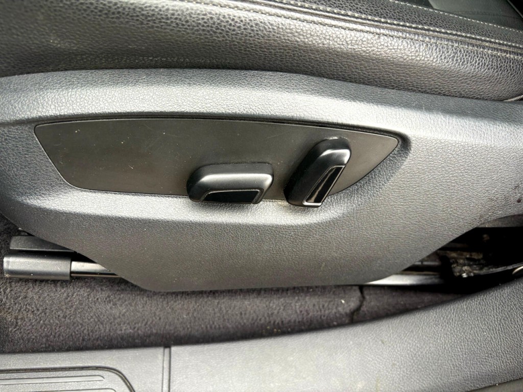 2012 Volkswagen Touareg Image 11