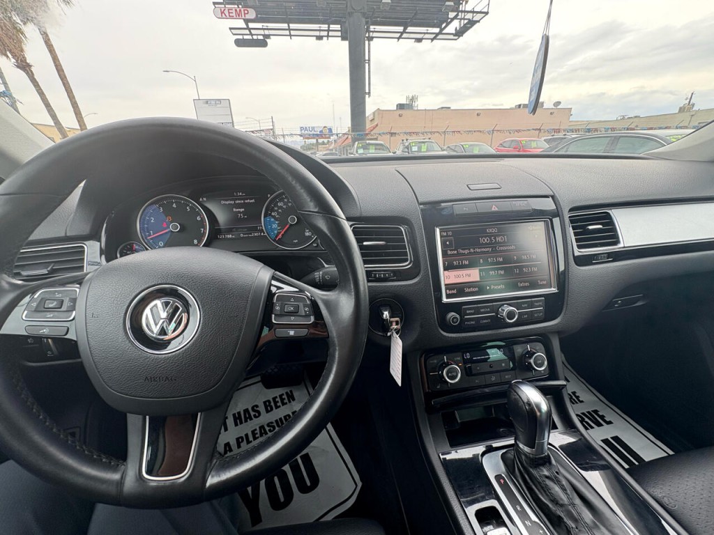 2012 Volkswagen Touareg Image 12
