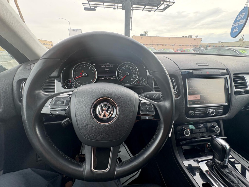 2012 Volkswagen Touareg Image 14