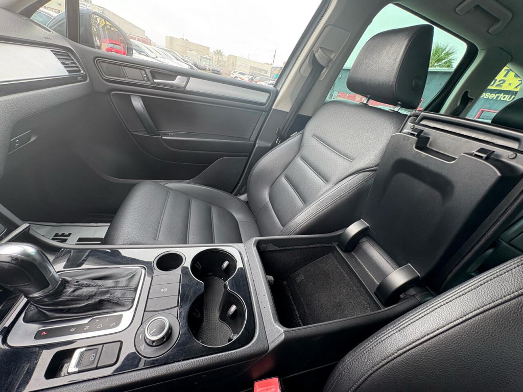 2012 Volkswagen Touareg Image 16