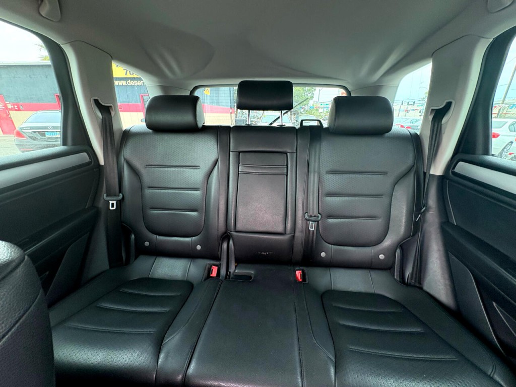 2012 Volkswagen Touareg Image 17