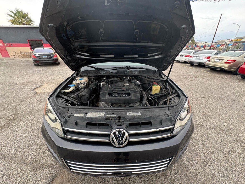 2012 Volkswagen Touareg Image 18