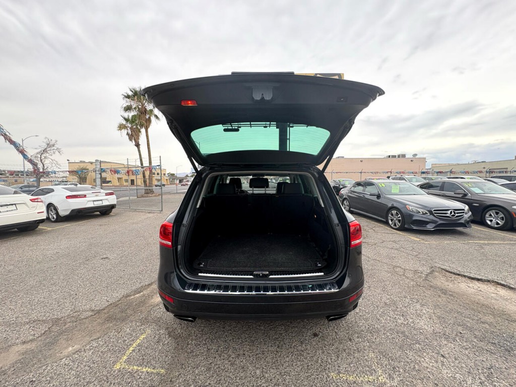 2012 Volkswagen Touareg Image 19