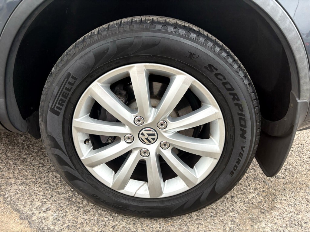 2012 Volkswagen Touareg Image 20