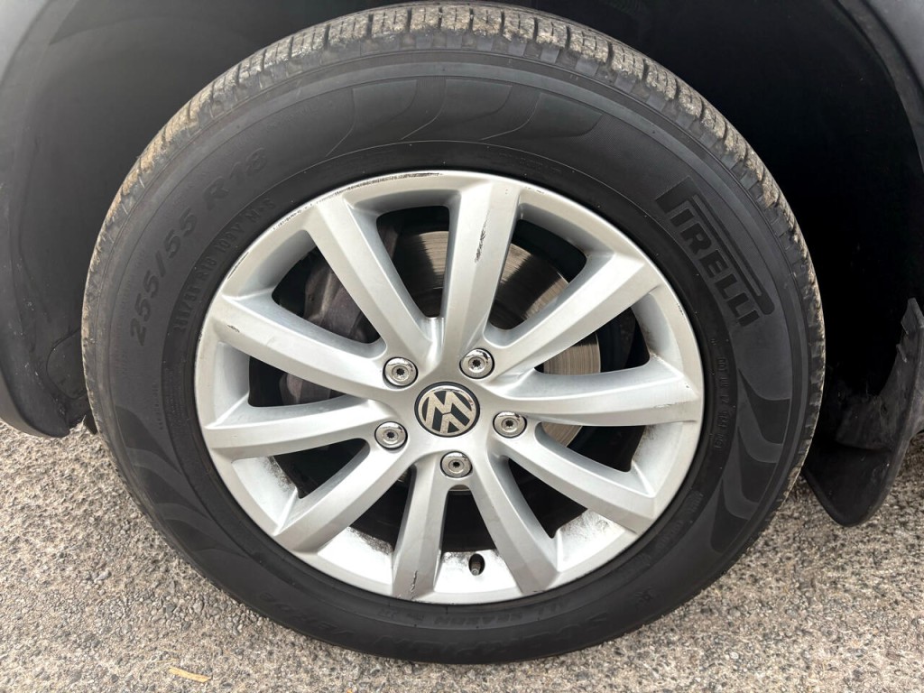 2012 Volkswagen Touareg Image 21